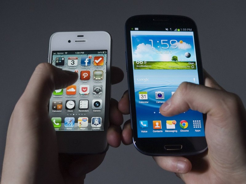 Samsung-Smartphone neben iPhone