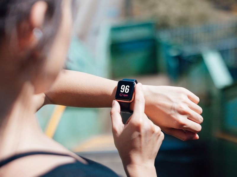 Frau mit Smartwatch.