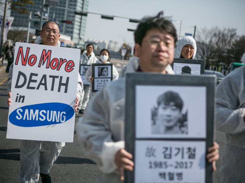 Menschen in Südkorea demonstrieren gegen die hohe Zahl an Todesfällen in Verbindung mit Samsung