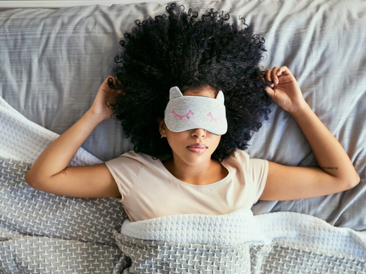Frau schläft mit Schlafmaske