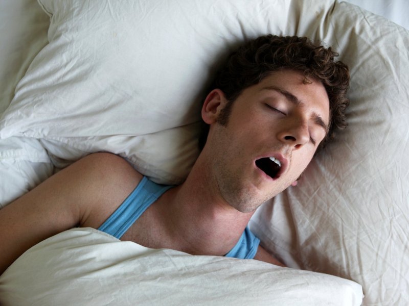 Mann schläft mit offenem Mund