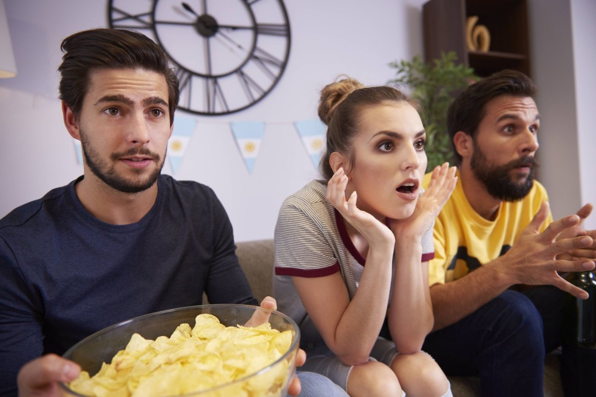 Menschen geschockt vor dem Fernseher