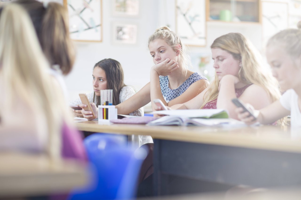 Ihr Handy müssen die Schüler gleich am Anfang des Semesters abgeben.