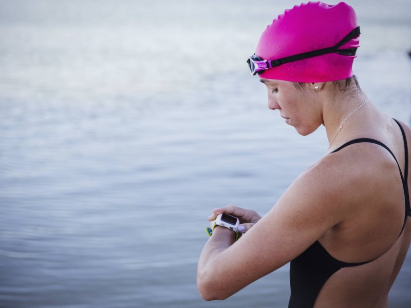 Schwimmerin überprüft ihren Fitness-Tracker