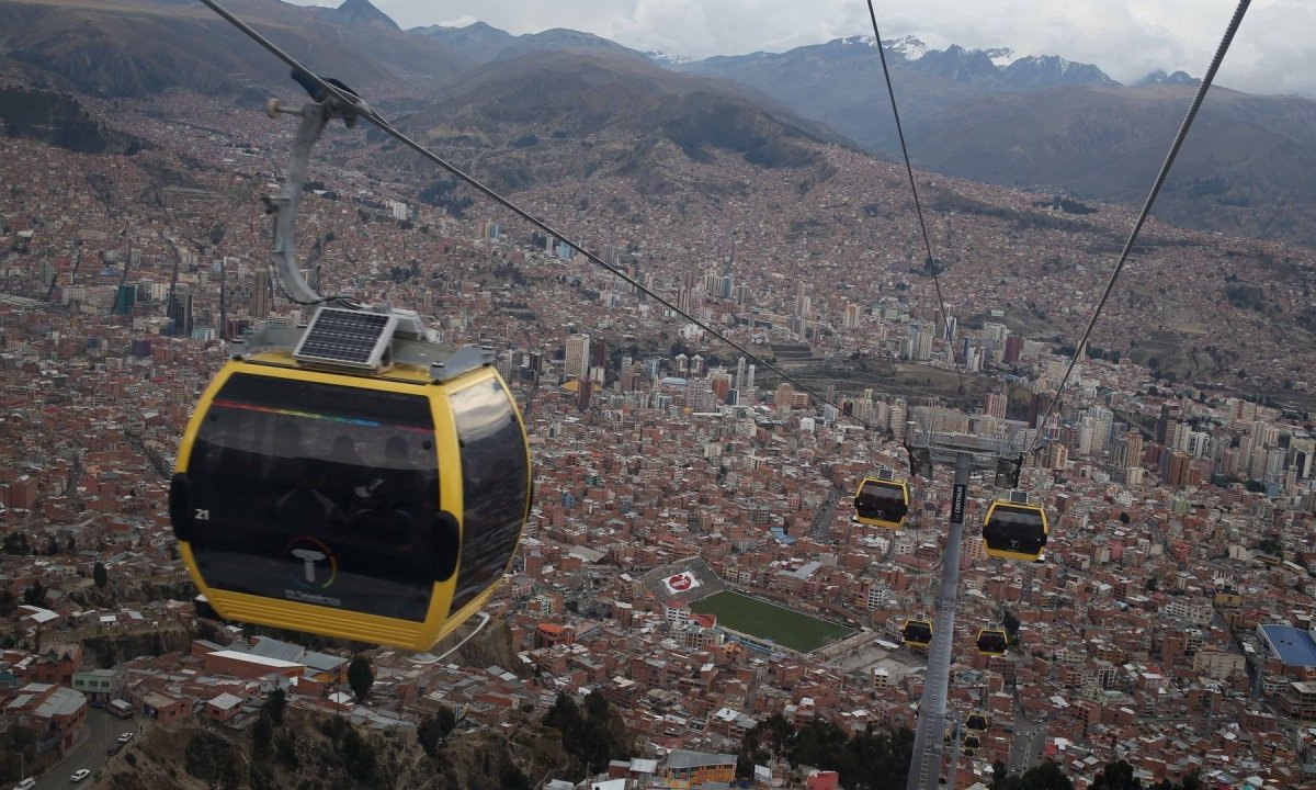 Blick aus der Seilbahn auf die Stadt La Paz in Bolivien.