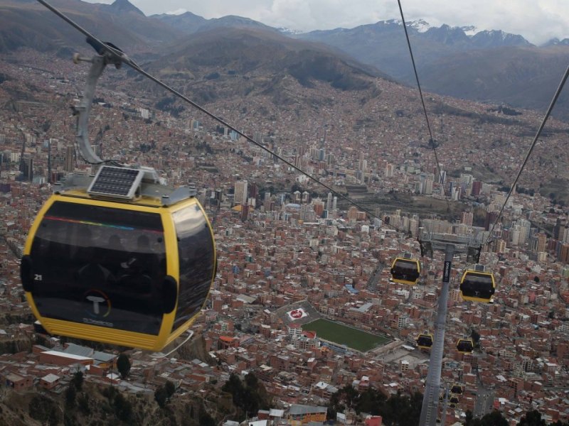 Blick aus der Seilbahn auf die Stadt La Paz in Bolivien.
