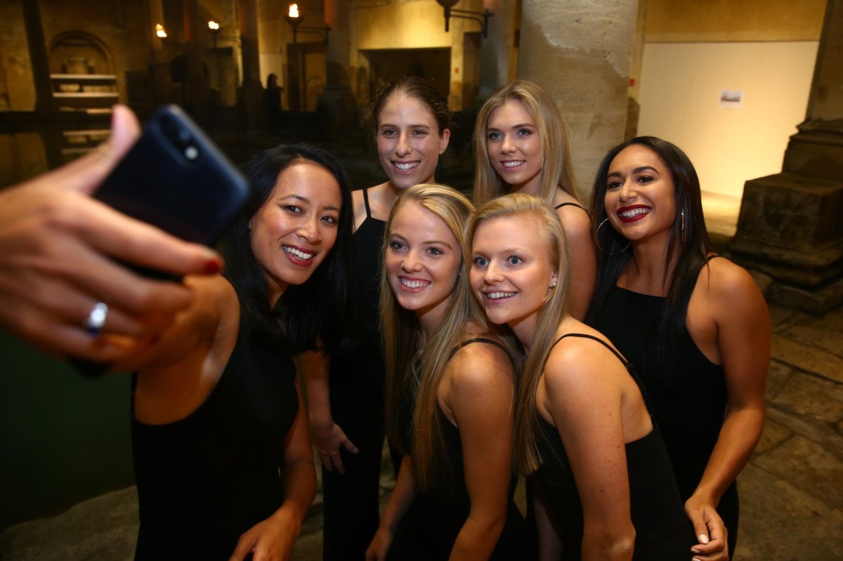 Frauen nehmen ein Selfie auf