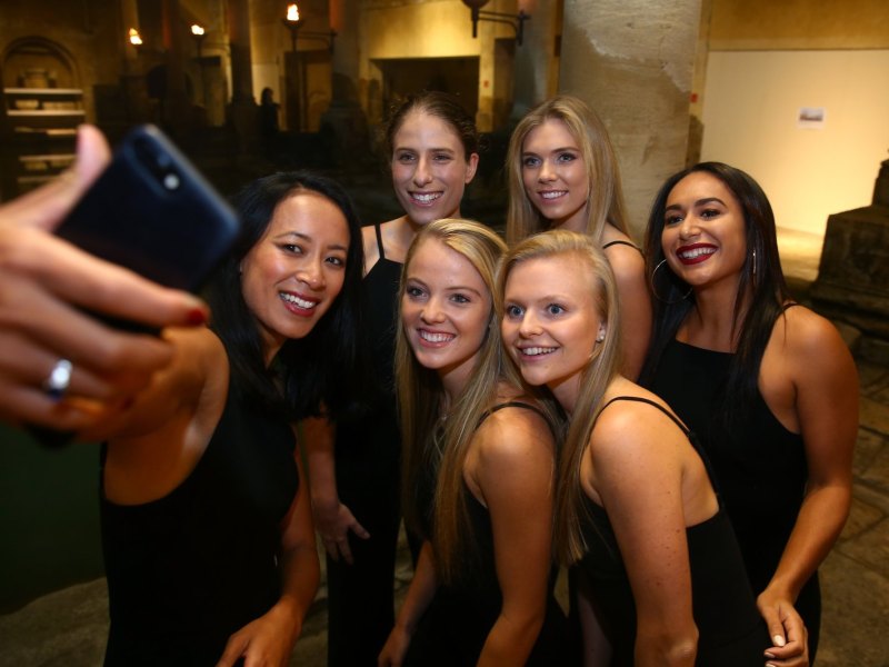 Frauen nehmen ein Selfie auf