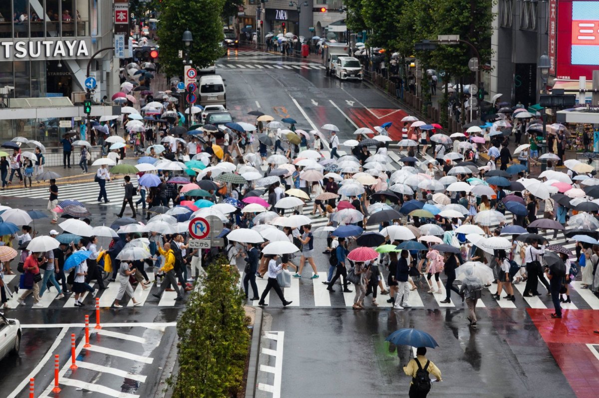 Menschen mit Schirmen in Shibuya