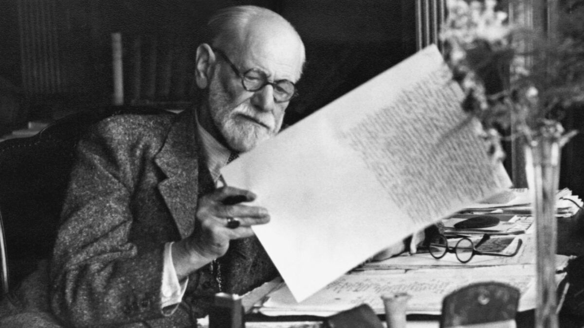 Sigmund Freud am Tisch