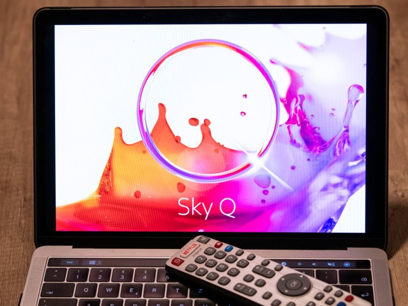 Der Sky Q-Bildschirm auf einem Laptop mit der dazu passenden Sky-Fernbedienung.