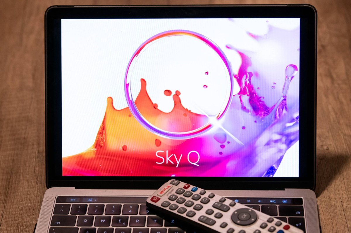 Der Sky Q-Bildschirm auf einem Laptop mit der dazu passenden Sky-Fernbedienung.