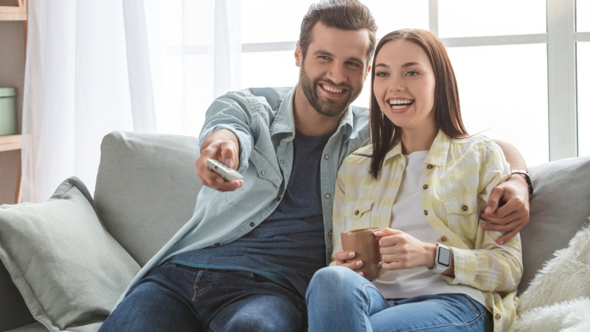 Mann und Frau vor dem TV.