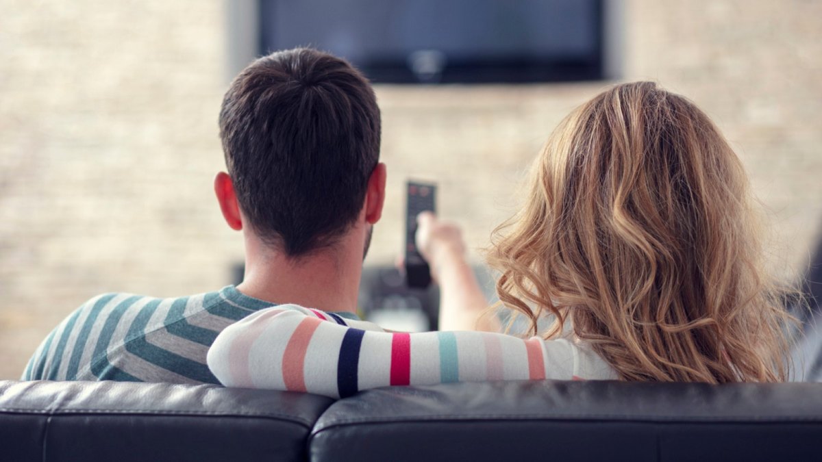 Mann und Frau vor dem TV.