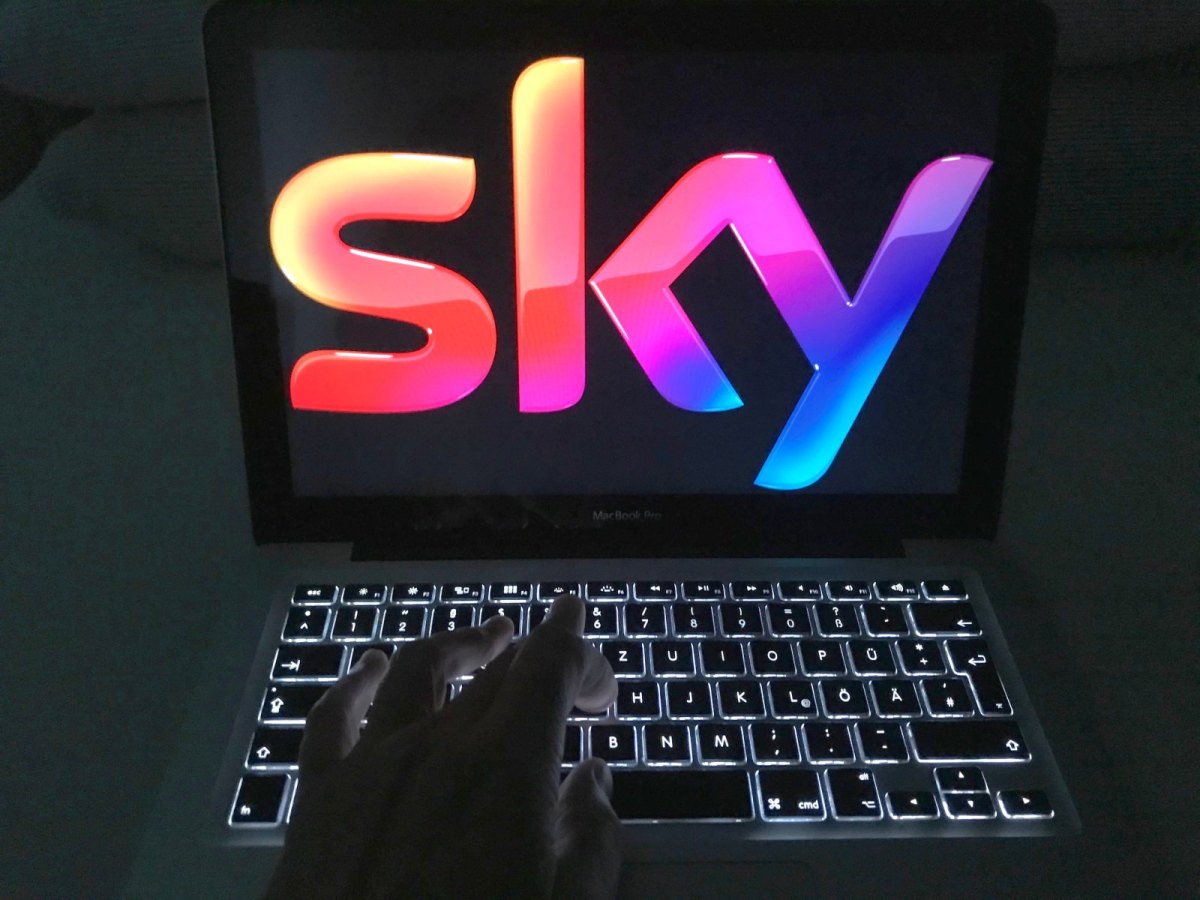 Sky Logo auf Laptop