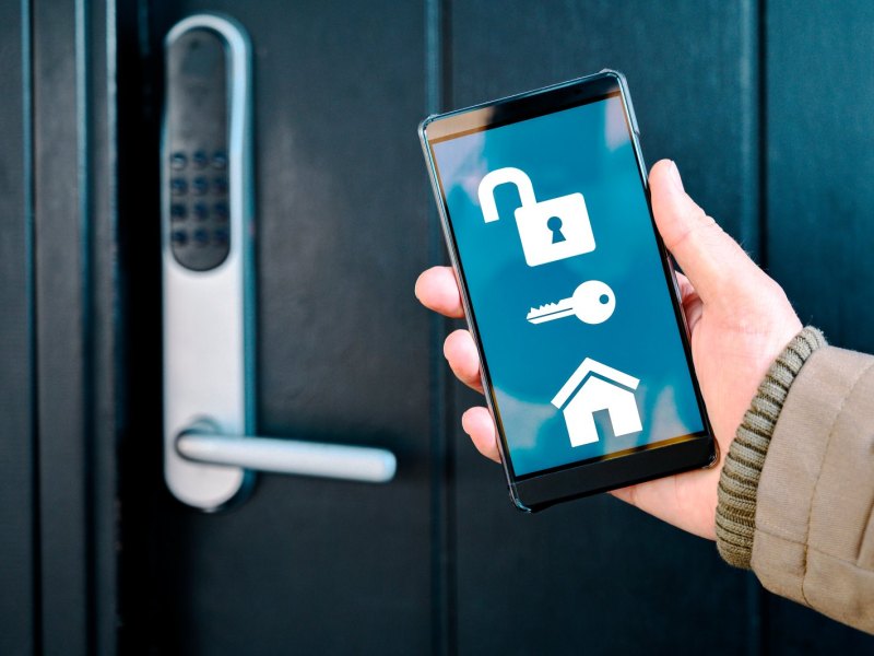 Smartphone wird auf eine Haustür gerichtet