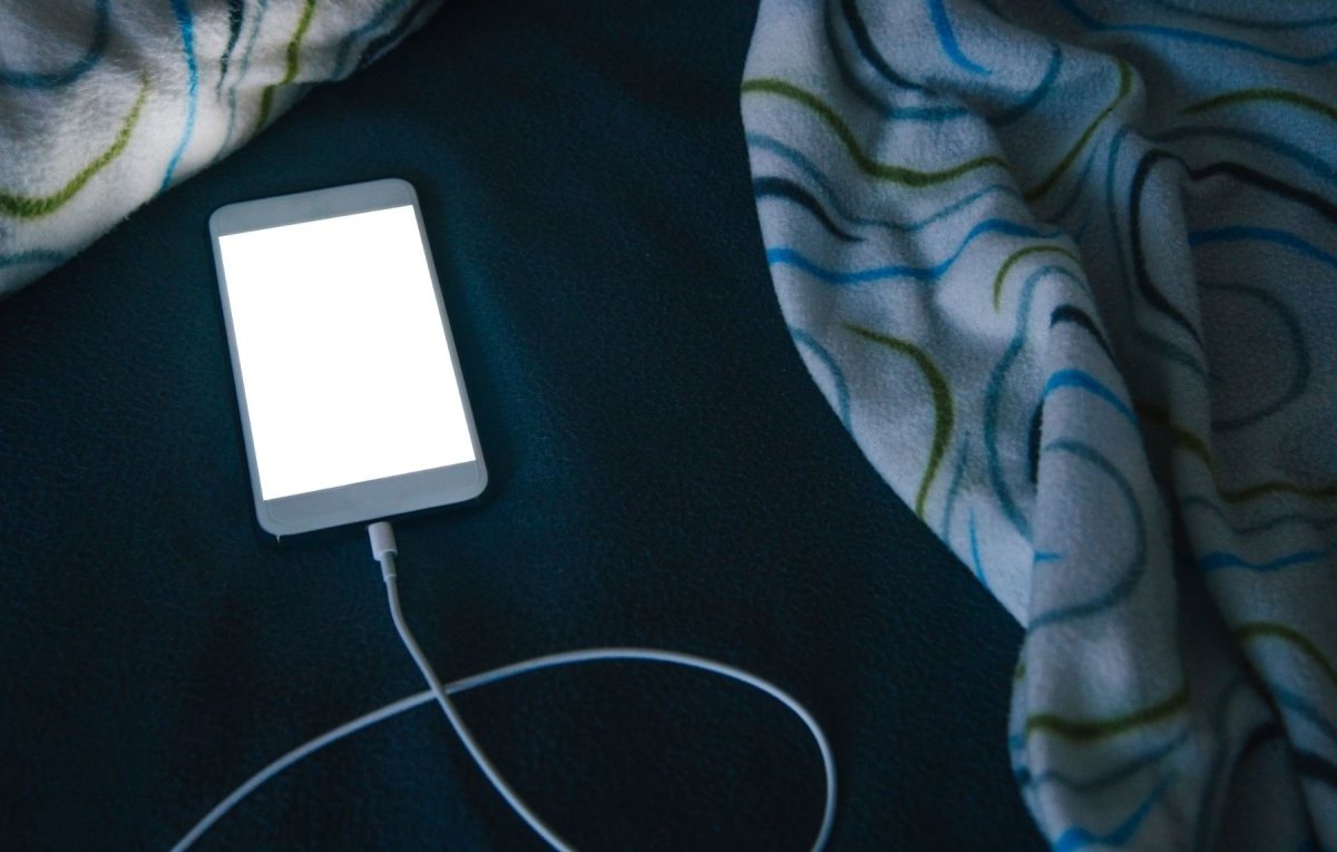 Smartphone im Bett