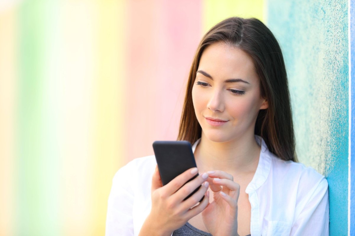 Frau guckt auf smartphone