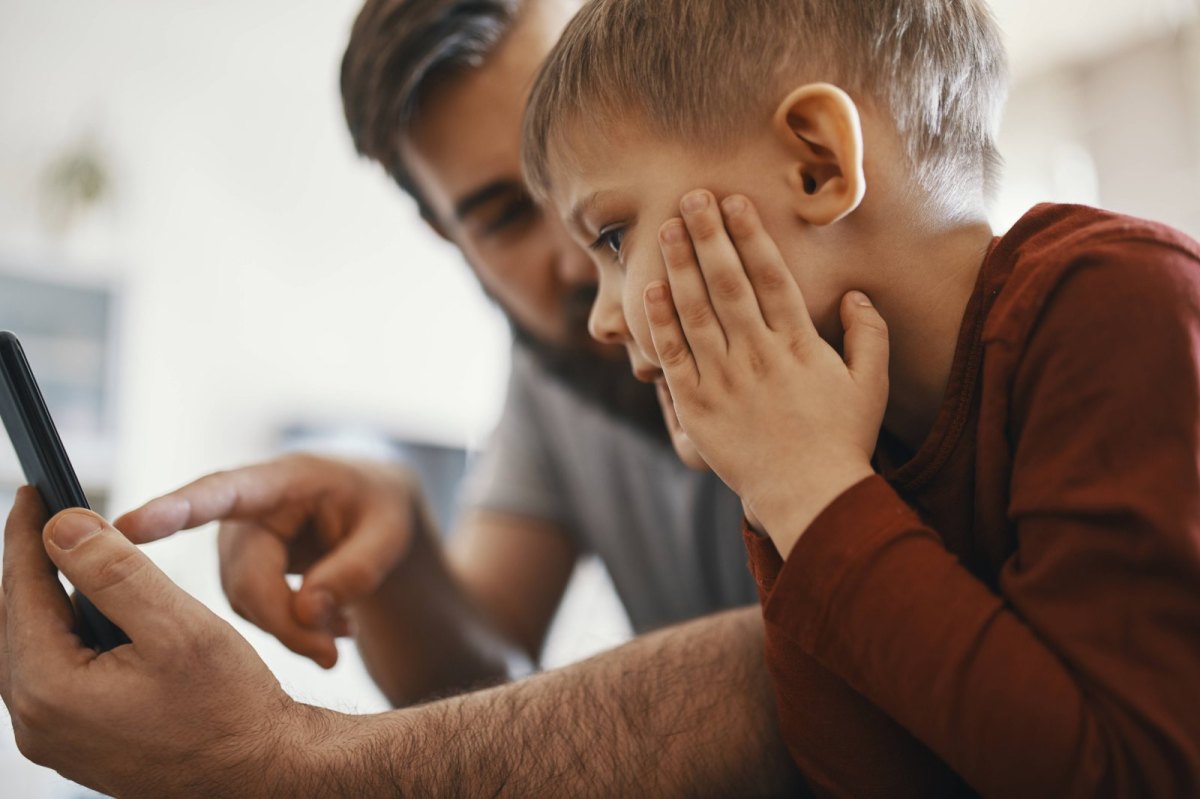 Vater erklärt Sohn das Smartphone