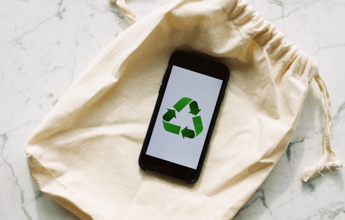 Handy mit Recycling-Symbol