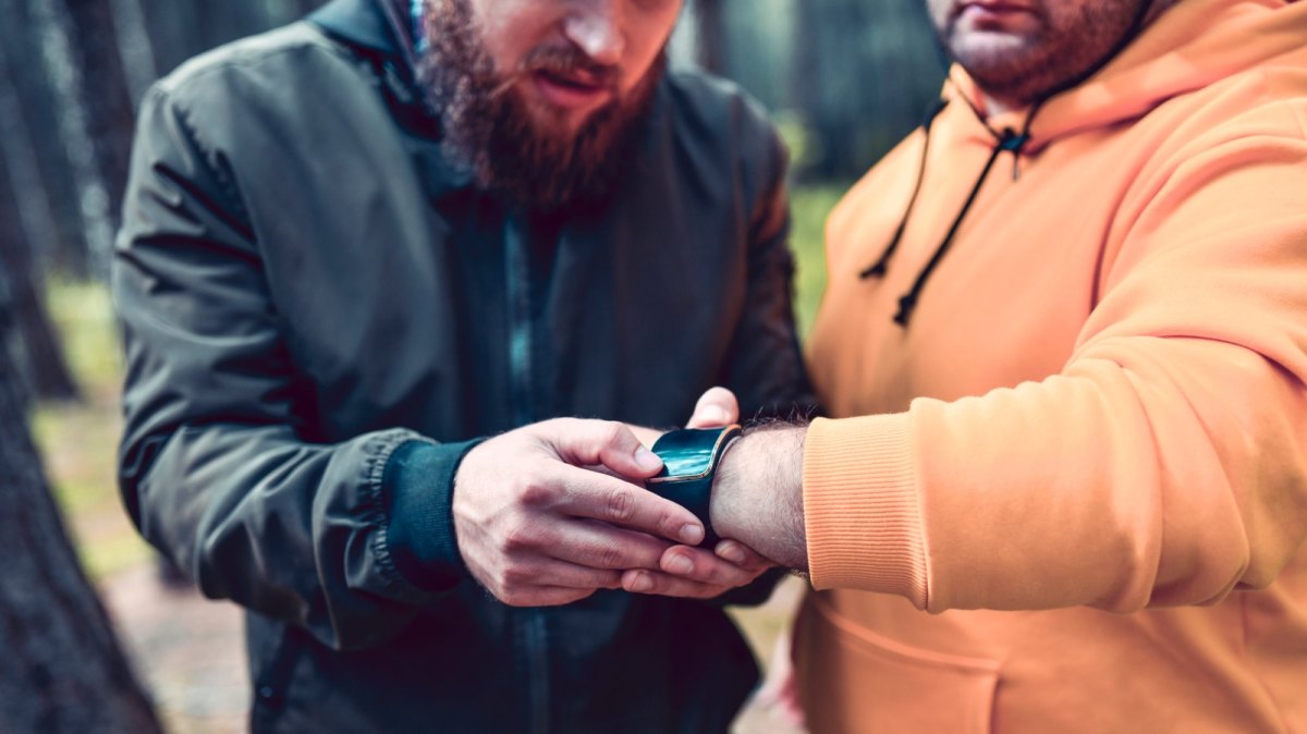 Männern mit Smartwatch am Arm