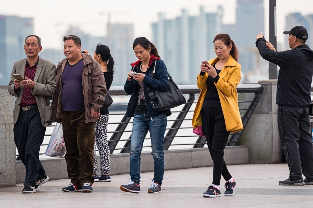 Chinesische Fußgänger mit Smartphones