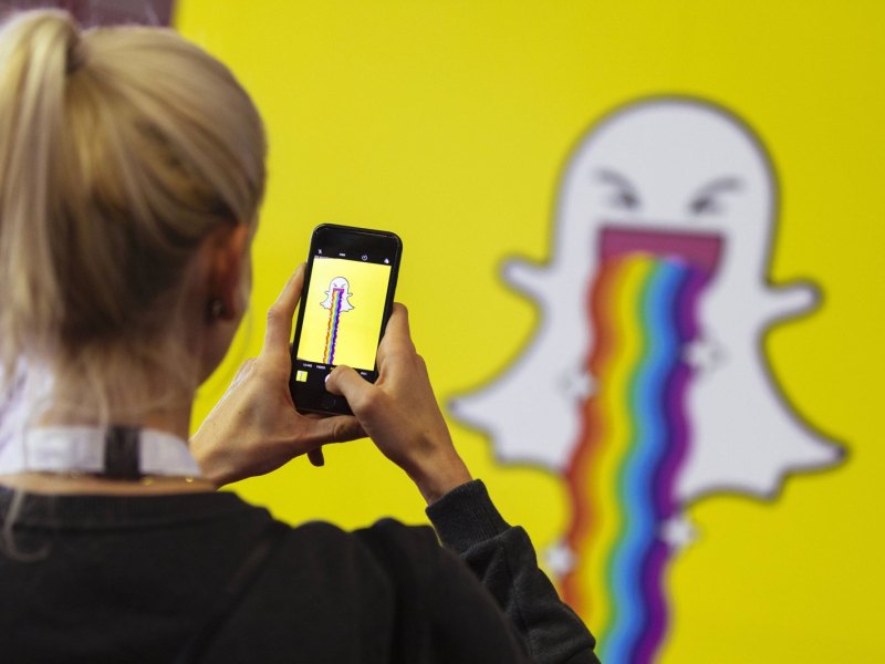 Frau macht Foto von Snapchat-Geist