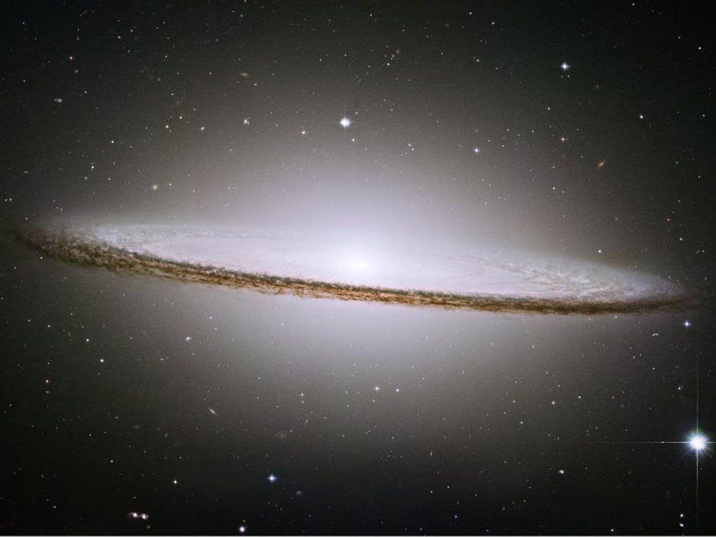 Das unendliche Universum: Wir präsentieren dir 10 Fakten der Kategorie "Unnützes Wissen". Die Aufnahme zeigt dir eine Galaxie in Form eines Sombrero-Huts.