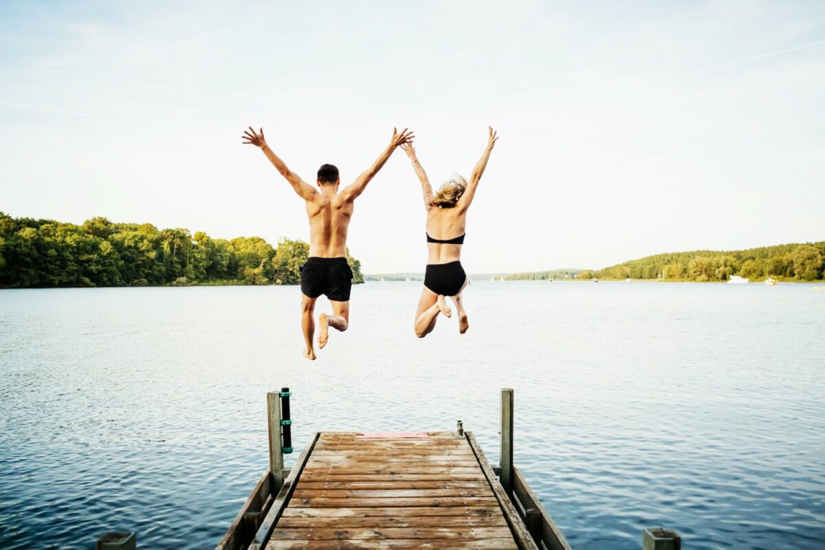 Mann und Frau springen in See.