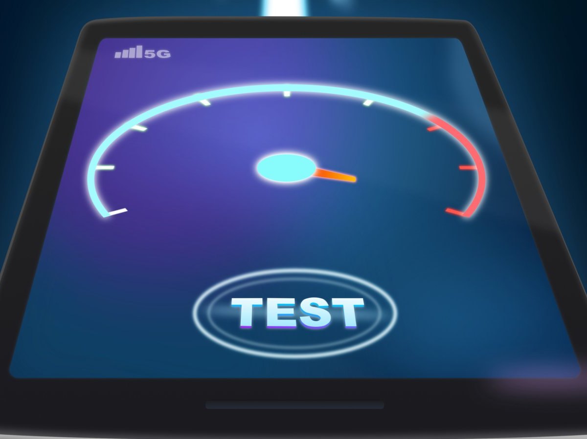 Handy mit einem Speedtest-Logo.