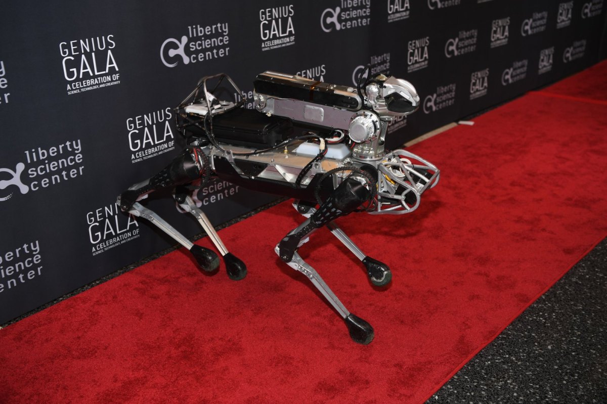 Spot Mini-Roboter von Boston Dynamics bei einer Galaveranstaltung