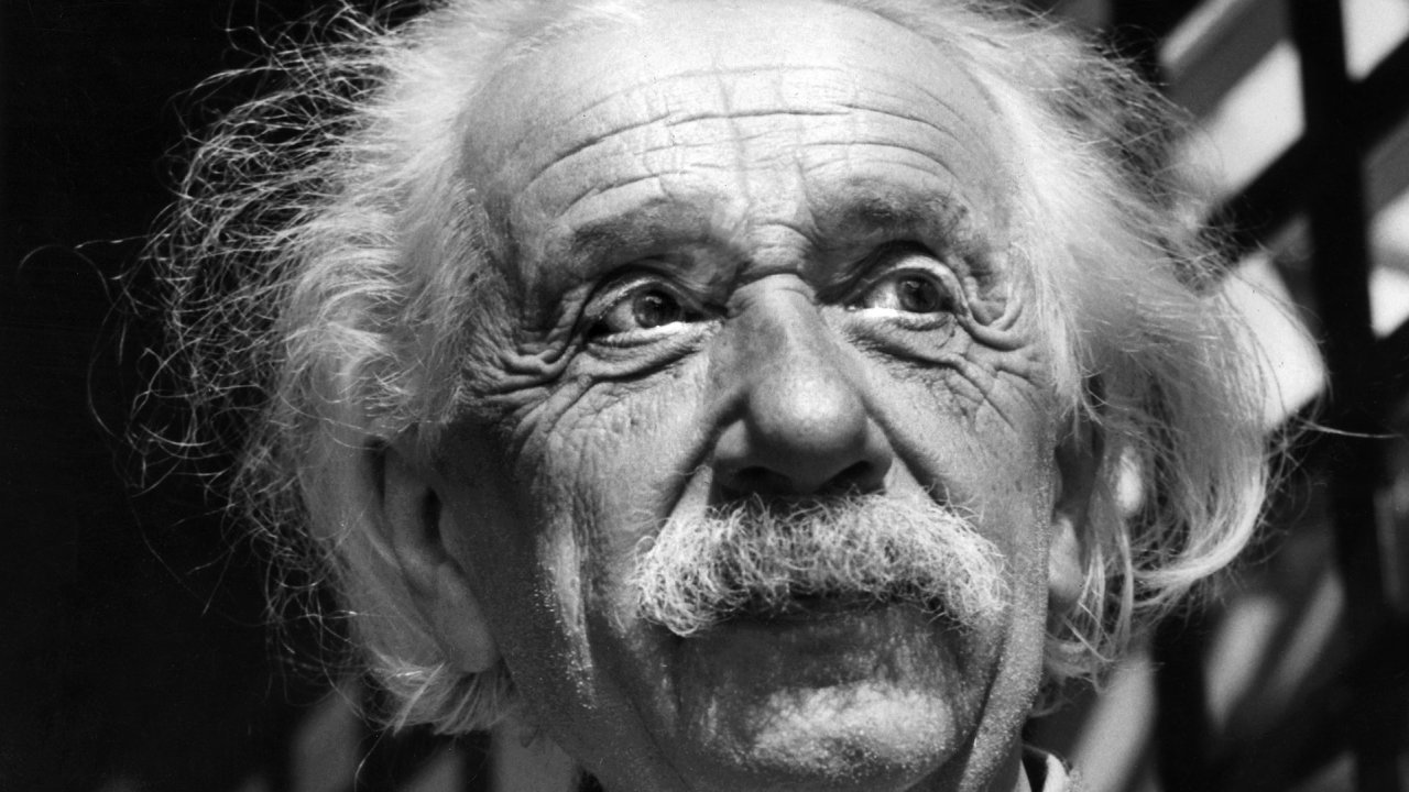 1918 brachte Albert Einstein eine ähnliche Theorie zum Ausdruck.