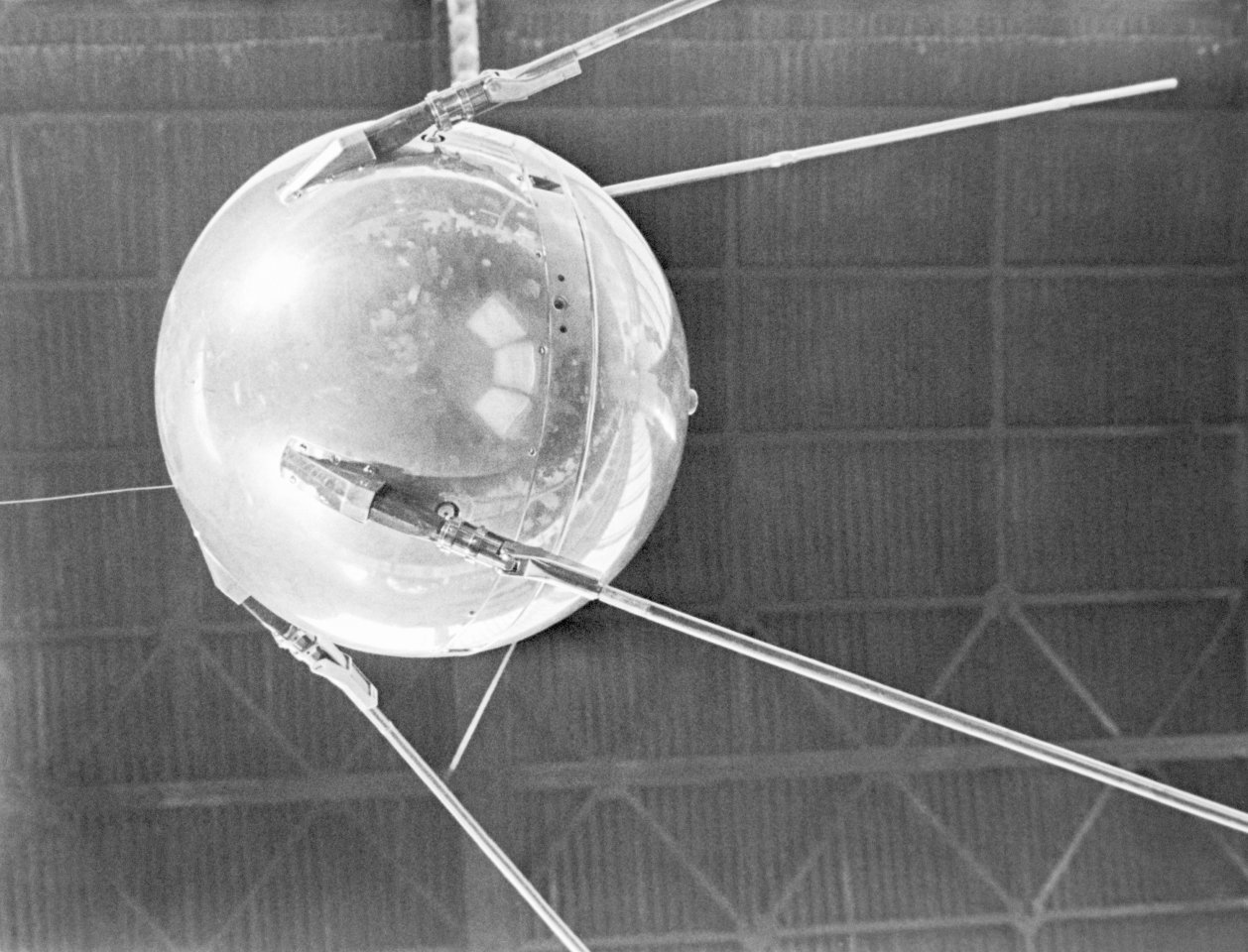 1957 ging die Sowjetunion mit dem Start des Satelliten Sputnik 1 in Führung um das Rennen der Überlegenheit im All mit den USA.