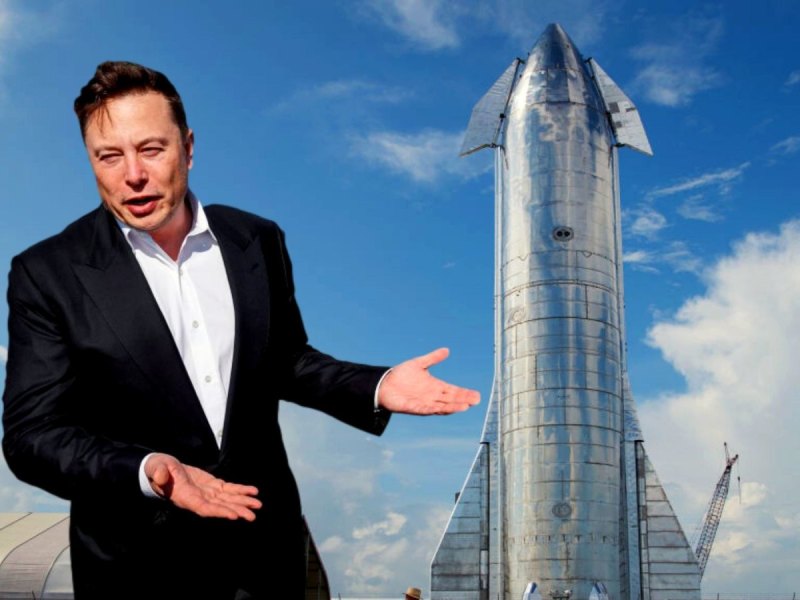 Elon Musk vor einem Starship