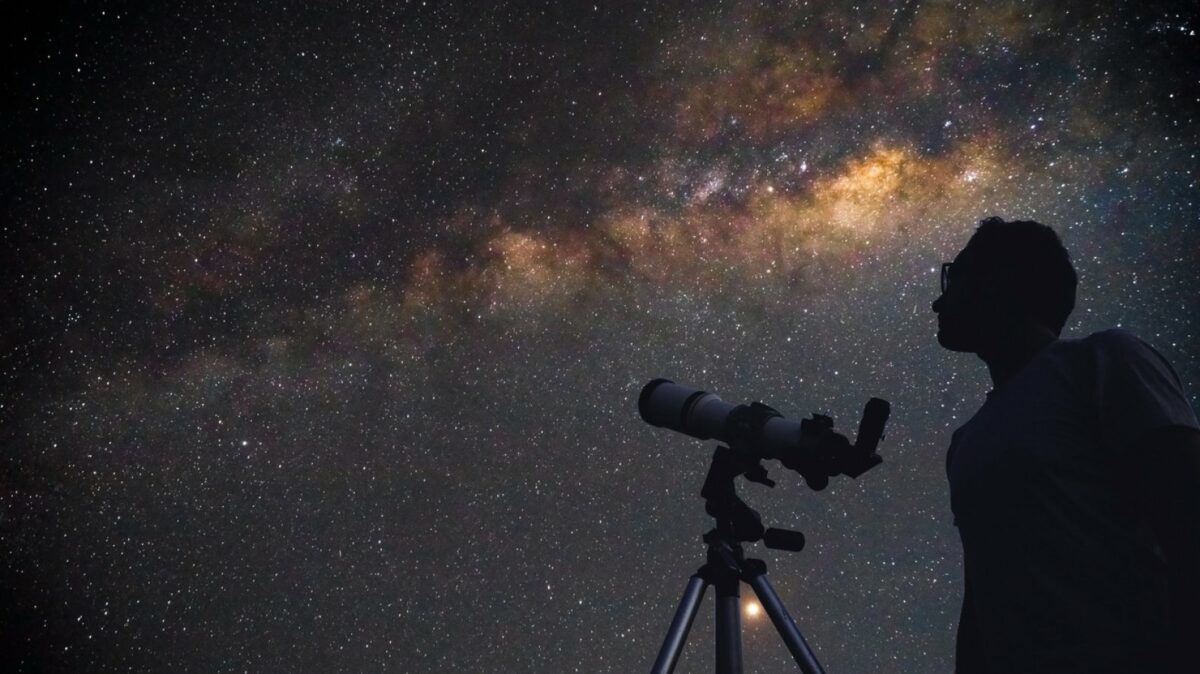 Hobby-Astronom beobachtet den Sternenhimmel mit einem Teleskop.
