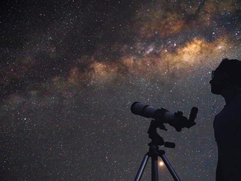 Hobby-Astronom beobachtet den Sternenhimmel mit einem Teleskop.