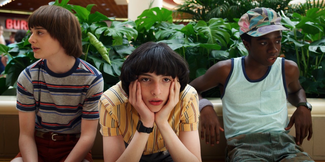 Es gibt Spannungen zwischen den Freunden in "Stranger Things". Lucas (rechts) und Mike wären lieber bei ihren Freundinnen. Will (links) sehnt sich nach der alten Jungsrunde. Es gibt Spannungen zwischen den Freunden in "Stranger Things". Lucas (rechts) und Mike wären lieber bei ihren Freundinnen. Will (links) sehnt sich nach der alten Jungsrunde.