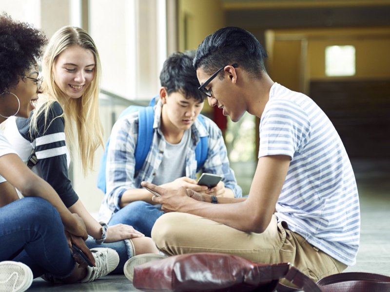 Studenten mit Smartphones