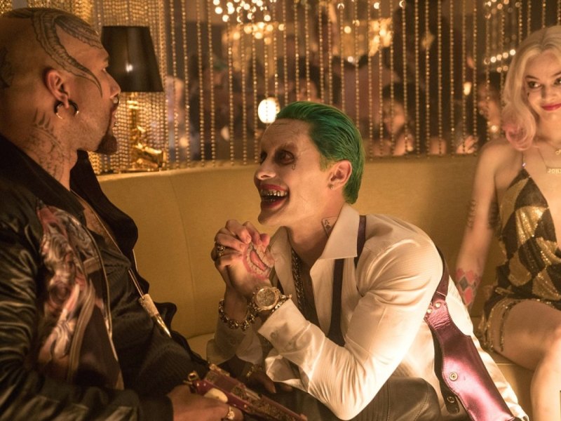 Szene aus Suicide Squad mit Harley Quinn (Margot Robbie) und dem Joker (Jared Leto).