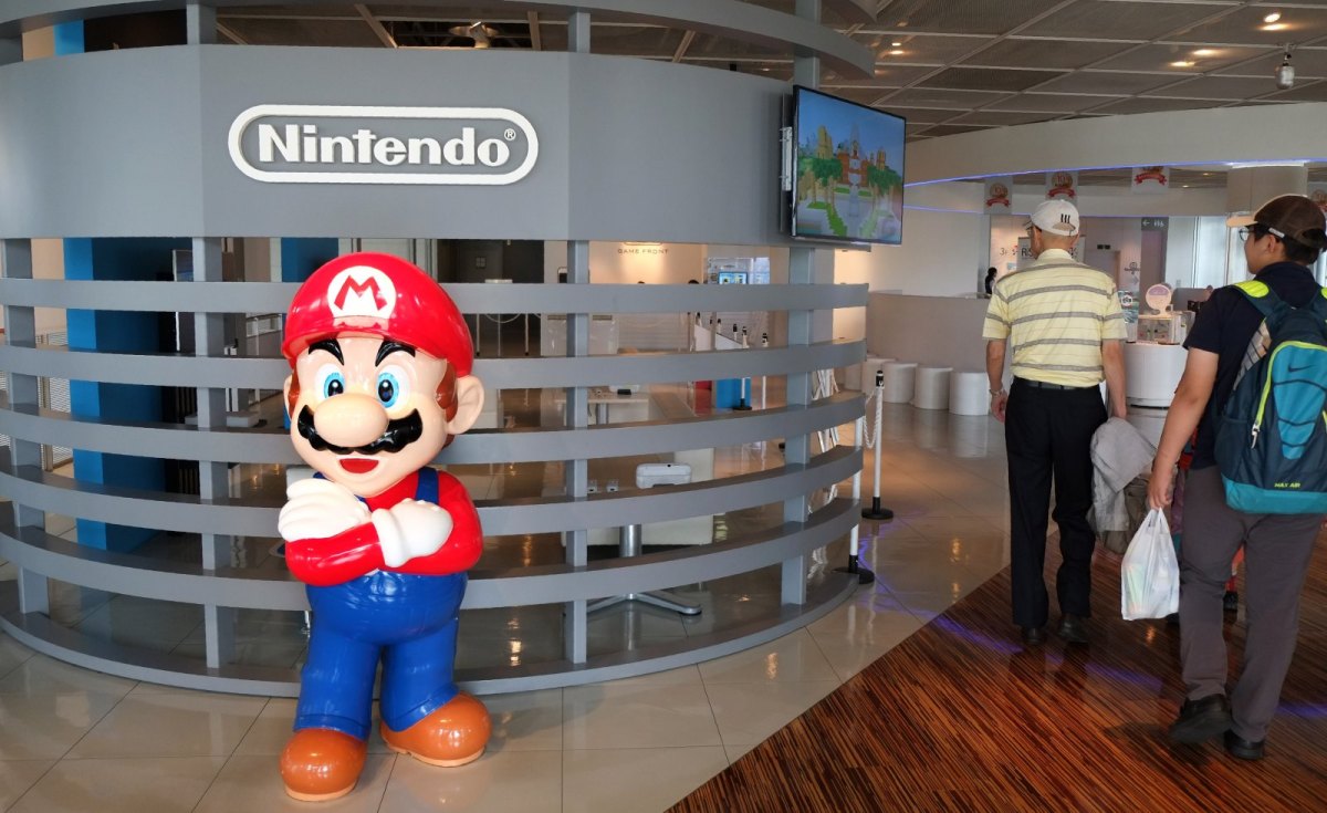Nintendo Schriftzug und Super Mario-Figur