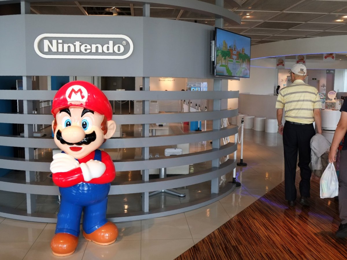 Nintendo Schriftzug und Super Mario-Figur