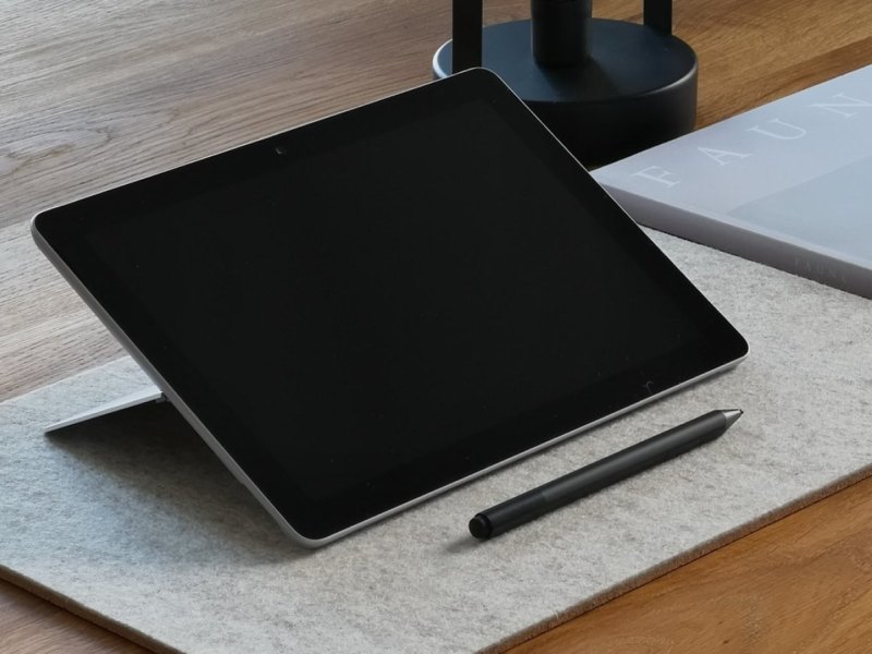 Ein Surface Go mit einem Surface Pen auf einem Schreibtisch