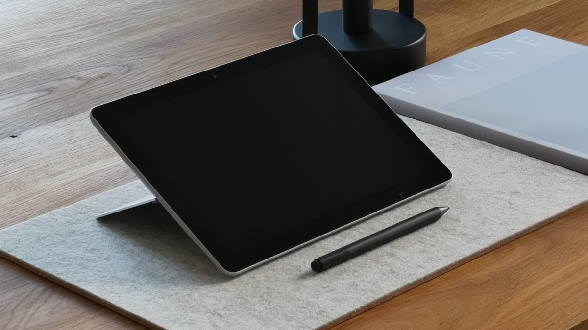 Ein Surface Go mit einem Surface Pen auf einem Schreibtisch