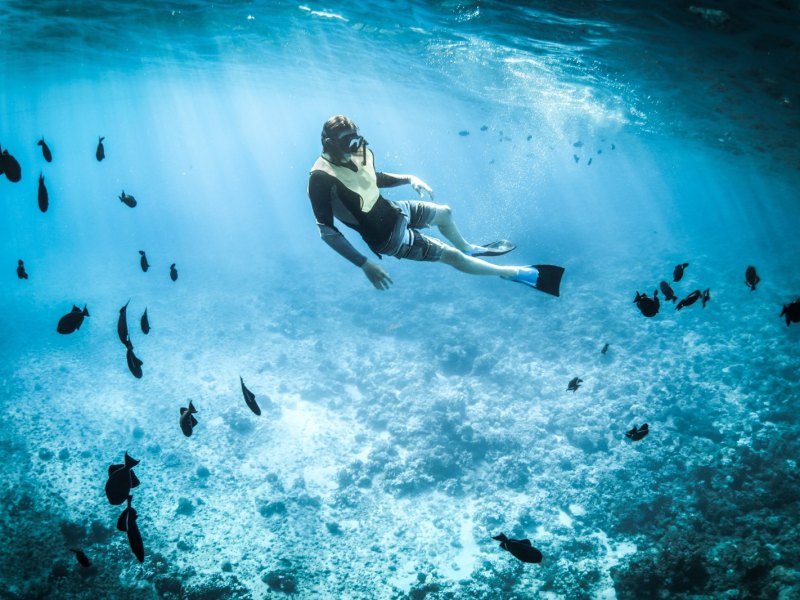 Taucher unter Wasser im Meer