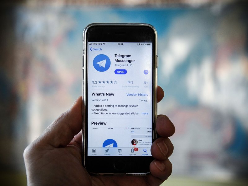Smartphone mit Telegram-App auf dem Display