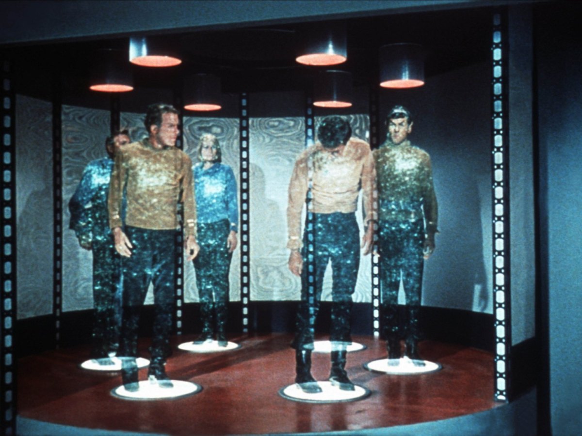 Star Trek Crew vor der Teleportation.