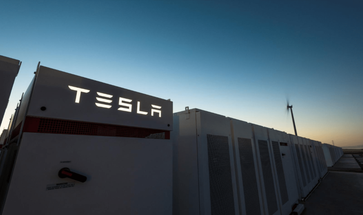 Nahaufnahme des Riesenakkus mit Tesla-Logo