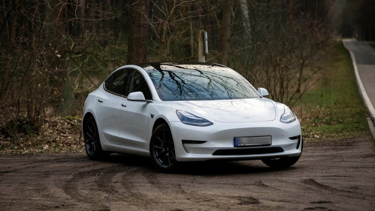 Ein Tesla Model 3 in weiß.