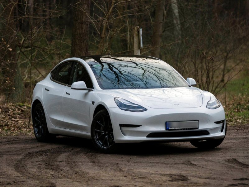 Ein Tesla Model 3 in weiß.