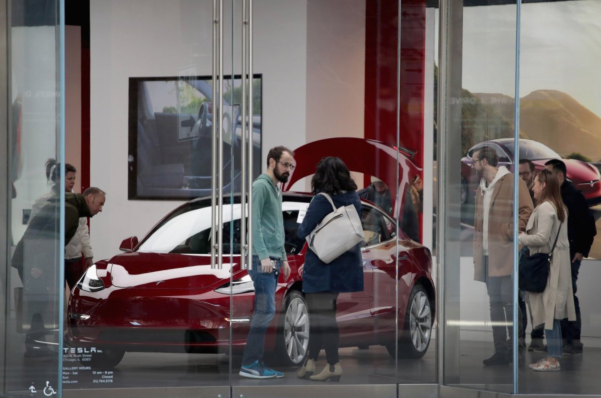 Tesla steht im Autohaus